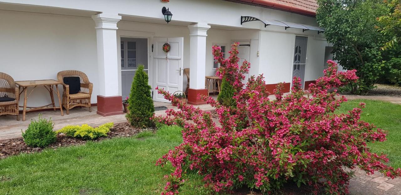Harmonia Paraszthaz Es Apartman Poroszlo Exterior photo